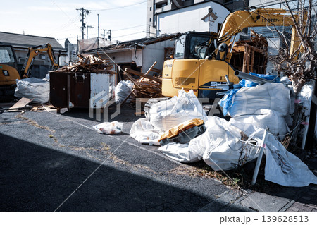 木造家屋の解体工事現場と重機 a-4 クールカラー 木造家屋の解体工事現場と重機 a-4 クールカラー 139628513