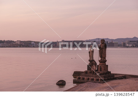 宍道湖の夕景に佇む袖師地蔵と穏やかな水辺の風景 宍道湖の夕景に佇む袖師地蔵と穏やかな水辺の風景 139628547