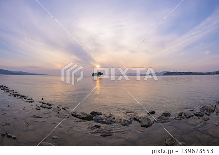 島根県松江市の宍道湖に佇む嫁ケ島と夕景の風景 島根県松江市の宍道湖に佇む嫁ケ島と夕景の風景 139628553