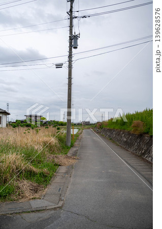 草が覆いしげる田舎の脇道 草が覆いしげる田舎の脇道 139628576