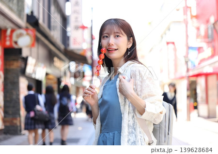 横浜中華街を楽しむ可愛い女性 横浜中華街を楽しむ可愛い女性 139628684