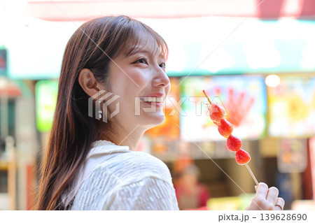 横浜中華街を楽しむ可愛い女性 横浜中華街を楽しむ可愛い女性 139628690