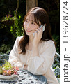 屋外で在宅ワークのためにスマホを使う女性 屋外で在宅ワークのためにスマホを使う女性 139628724