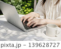 屋外で在宅ワークのためにパソコンを使う女性 屋外で在宅ワークのためにパソコンを使う女性 139628727