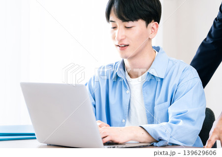 上司から指示を受ける若い男性 上司から指示を受ける若い男性 139629606