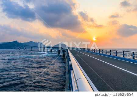 初夏の甑大橋と夕日　鹿児島県薩摩川内市 139629654