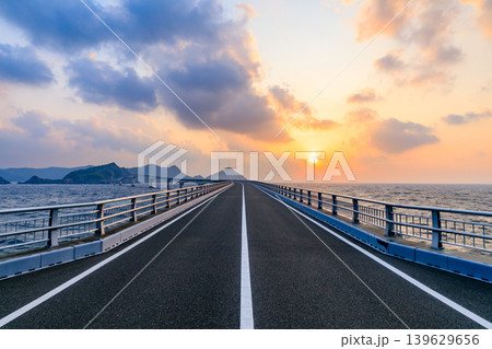 初夏の甑大橋と夕日 鹿児島県薩摩川内市 初夏の甑大橋と夕日 鹿児島県薩摩川内市 139629656
