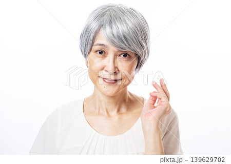 あら、と声をかけてくれた近所の白髪のマダム あら、と声をかけてくれた近所の白髪のマダム 139629702