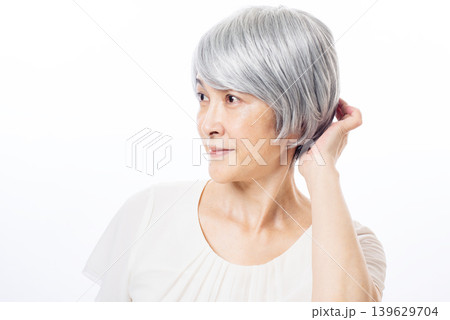 ヘアスタイルを整える白髪のシニア女性 139629704