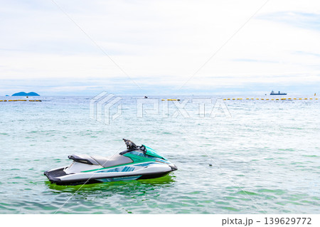 海に浮かぶジェットスキー 海に浮かぶジェットスキー 139629772