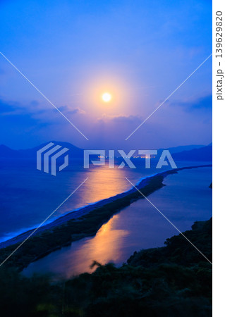 初夏の田之尻展望所から見た月明りの長目の浜　鹿児島県薩摩川内市 139629820