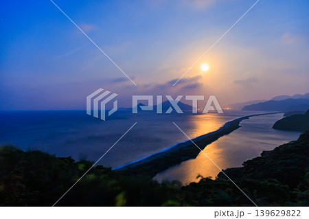 初夏の田之尻展望所から見た月明りと長目の浜 鹿児島県薩摩川内市 初夏の田之尻展望所から見た月明りと長目の浜 鹿児島県薩摩川内市 139629822