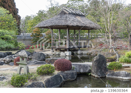 好古園「築山池泉の庭」の池畔に佇む茅葺き屋根の東屋(兵庫県姫路市) 好古園「築山池泉の庭」の池畔に佇む茅葺き屋根の東屋(兵庫県姫路市) 139630364