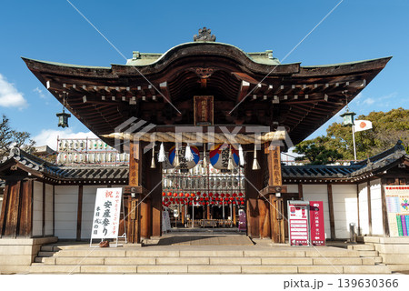 播磨国総社 射楯兵主神社の壮麗な神門と境内の風景（兵庫県姫路市） 139630366