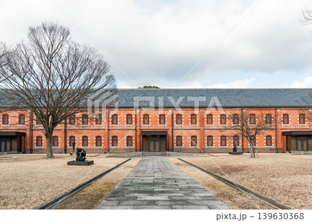 姫路市立美術館のシンメトリーな赤レンガ建築と前庭の彫刻（兵庫県姫路市） 139630368