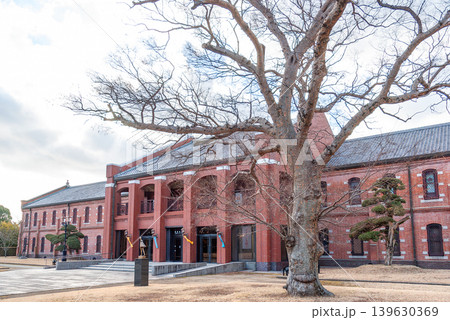 姫路市立美術館の重厚な赤レンガ建築と冬の巨樹(兵庫県姫路市) 姫路市立美術館の重厚な赤レンガ建築と冬の巨樹(兵庫県姫路市) 139630369