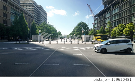 自動車が横切る行幸通りの風景 139630481