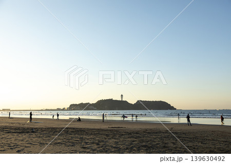 湘南鵠沼海岸 江の島と朝の賑わい 湘南鵠沼海岸 江の島と朝の賑わい 139630492