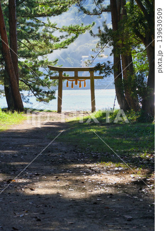 天橋立神社(橋立明神)阿蘇海に面して建つ鳥居(京都府宮津市) 天橋立神社(橋立明神)阿蘇海に面して建つ鳥居(京都府宮津市) 139630509