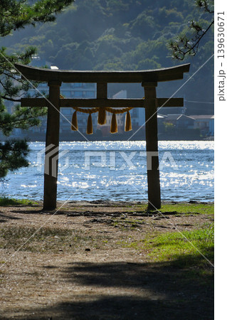 天橋立神社（橋立明神）阿蘇海に面して建つ鳥居（京都府宮津市） 139630671