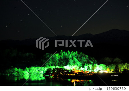 春の白川湖 水没林ライトアップと星降る夜の絶景風景【山形県飯豊町】 春の白川湖 水没林ライトアップと星降る夜の絶景風景【山形県飯豊町】 139630780