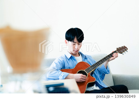 ギターを弾く男性 ギターを弾く男性 139630849