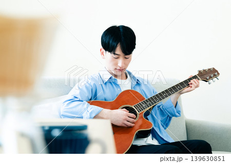 ギターを弾く男性 139630851