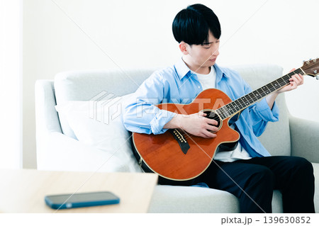 ギターを弾く男性 ギターを弾く男性 139630852
