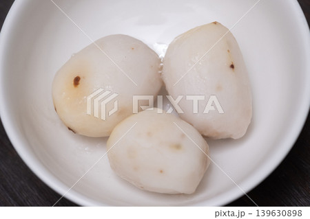 皮を剥いた里芋の茹であがったところ 皮を剥いた里芋の茹であがったところ 139630898