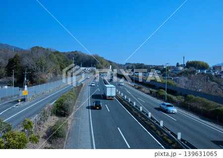 高速道路で快晴ドライブ!旅の気分が上がる 高速道路で快晴ドライブ!旅の気分が上がる 139631065