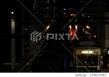 雨の夜の街を走る路面電車 雨の夜の街を走る路面電車 139631067
