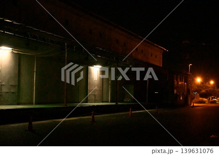 刑事ドラマに出そうな深夜の倉庫街 139631076