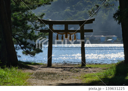 天橋立神社（橋立明神）阿蘇海に面して建つ鳥居（京都府宮津市） 139631225