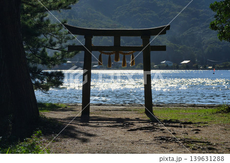 天橋立神社（橋立明神）阿蘇海に面して建つ鳥居（京都府宮津市） 139631288