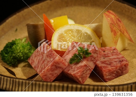 美味しいステーキ用国産和牛の霜降り肉 美味しいステーキ用国産和牛の霜降り肉 139631356