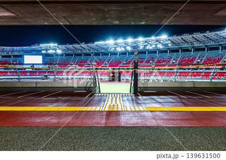 夜のパロマ瑞穂スタジアム観客スタンド風景 夜のパロマ瑞穂スタジアム観客スタンド風景 139631500