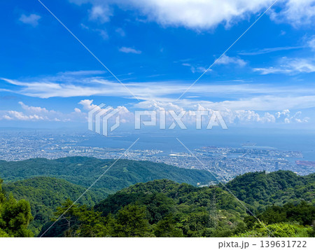 六甲山から望む神戸の街並みと大阪湾の夏空 139631722