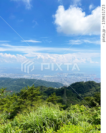 六甲山から望む神戸の街並みと大阪湾の夏空 六甲山から望む神戸の街並みと大阪湾の夏空 139631723