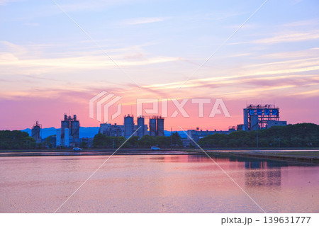 夕暮れの工場地帯を走る電車 夕暮れの工場地帯を走る電車 139631777