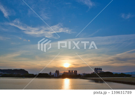 夕暮れの工場地帯を走る電車 夕暮れの工場地帯を走る電車 139631789
