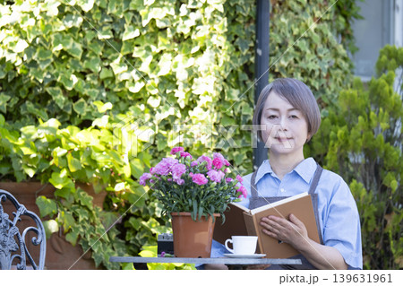 庭で読書をするシニア女性 139631961
