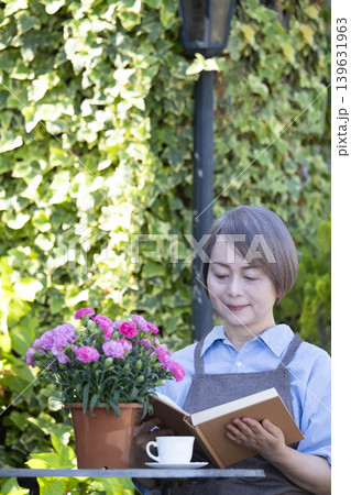 庭で読書をするシニア女性 139631963