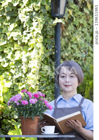 庭で読書をするシニア女性 139631965