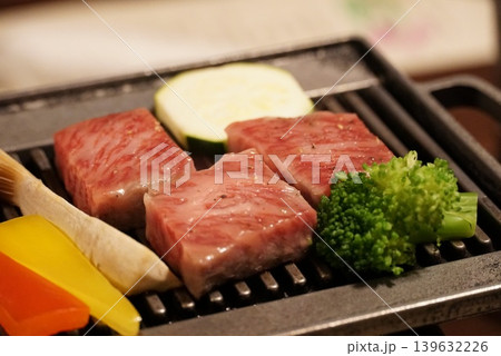 厚切りのステーキ用国産和牛の霜降り肉　 139632226