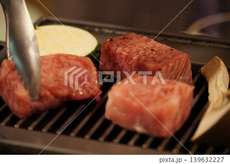 厚切りのステーキ用国産和牛の霜降り肉 厚切りのステーキ用国産和牛の霜降り肉 139632227