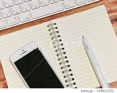 机の上のノートとスマホ、キーボード 机の上のノートとスマホ、キーボード 139632232