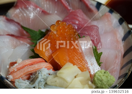おいしい刺身盛り合わせどんぶり 139632516