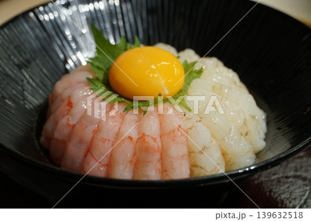 きれいに並べられた生海老の月見丼 きれいに並べられた生海老の月見丼 139632518