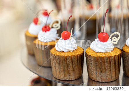 アフタヌーンティーのイメージ画像 カップケーキなどのスイーツの画像 アフタヌーンティーのイメージ画像 カップケーキなどのスイーツの画像 139632804