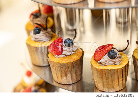 アフタヌーンティーのイメージ画像 カップケーキなどのスイーツの画像 アフタヌーンティーのイメージ画像 カップケーキなどのスイーツの画像 139632805